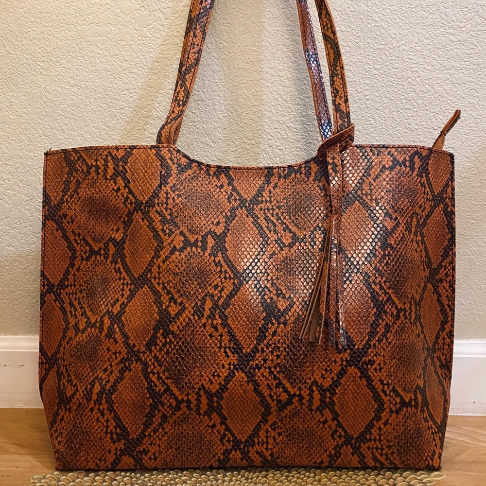 🆕NEW!🛍 Large Snakeskin Embossed Tote